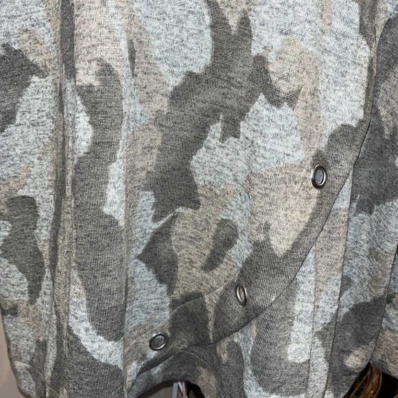 Studio 1886 Womens Plus Size Gray Camouflage V Neck Sweater with Silver 3X - Picture 5 of 13